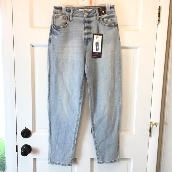 Celebrity Pink Juniors Vintage Inspired Light Wash Curvy Dad Jeans - Picture 4 of 10